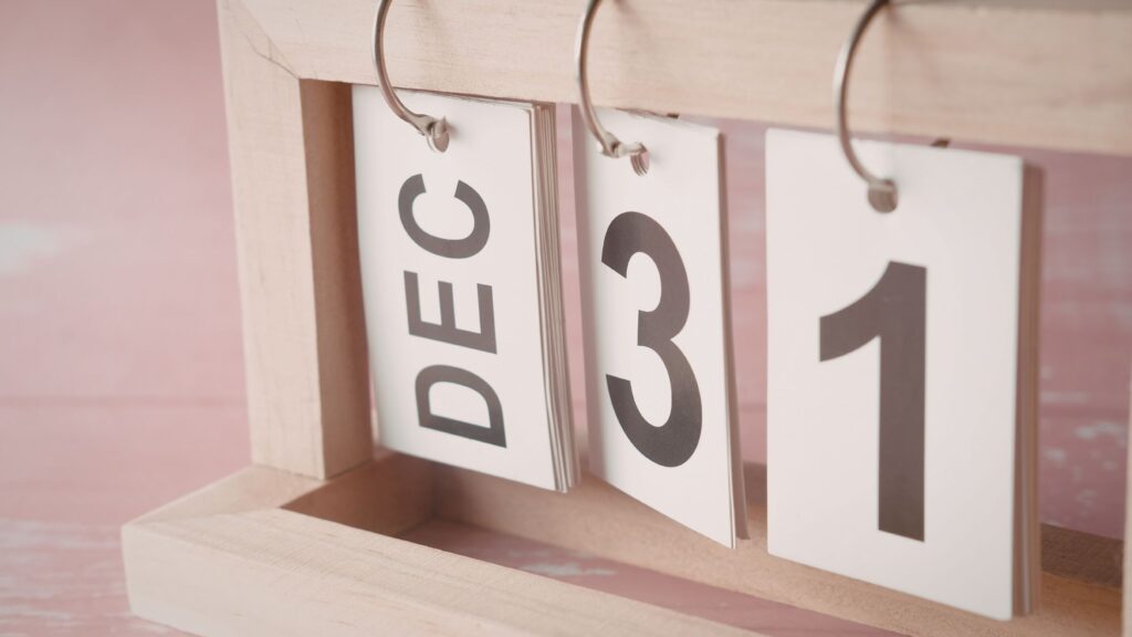 A wooden perpetual calendar displaying December 31.


